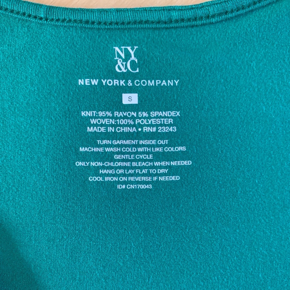 NWT NEW YORK & CO WOMEN’S  SLEEVELESS  POLKA DOT EMBROIDERED EVERGREEN TOP SM - Picture 5 of 5